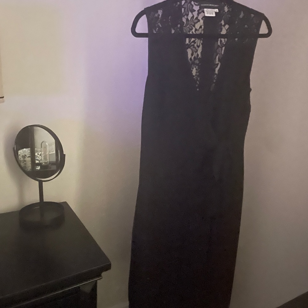 Donna Morgan Black Sleeveless V-Neck Sheath Gown